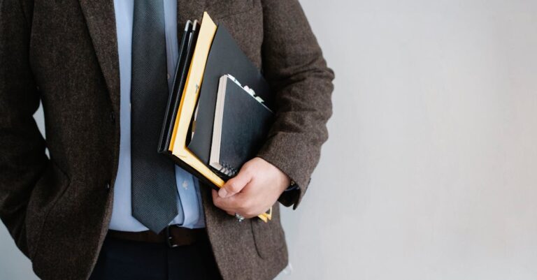 avocat spécialisé en droit du travail offrant des conseils juridiques et une représentation dans les litiges liés à l'emploi.